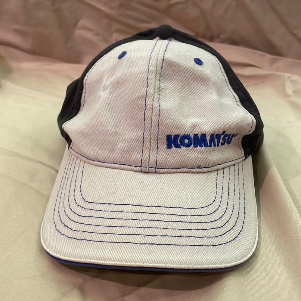 Black and white komatsku hat